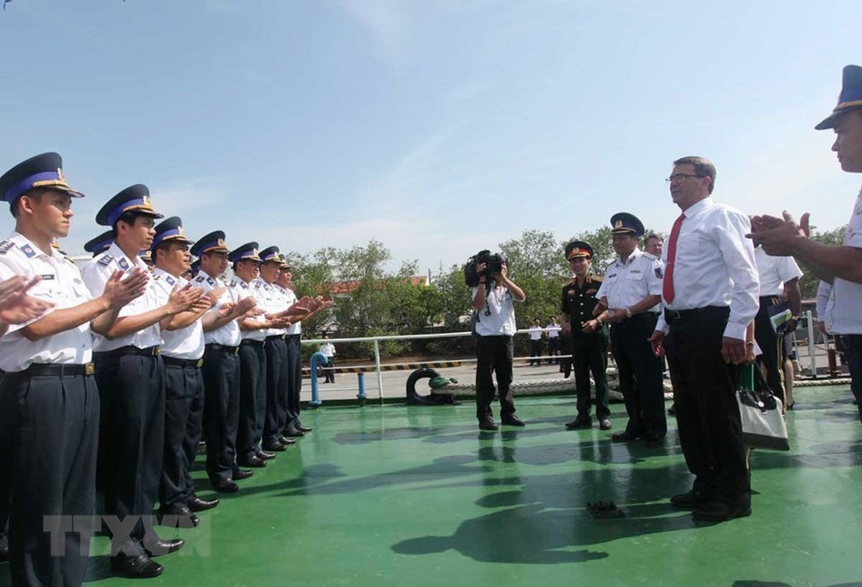 Durante una visita oficial a Vietnam, el 31 de mayo de 2015, el Secretario de Defensa de Estados Unidos, Ashton Carter, visitó el Comando de la Guardia Costera de la Región 1, en Hai Phong. (Foto: VNA)