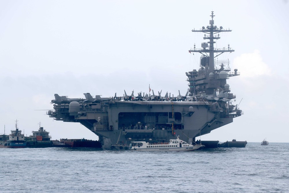 El 5 de marzo de 2020, en ocasión del 25 aniversario del establecimiento de relaciones diplomáticas entre Estados Unidos y Vietnam, el portaaviones USS Theodore Roosevelt (CVN 71) y el USS Bunker Hill (CG52) visitaron Da Nang. (Foto: VNA)