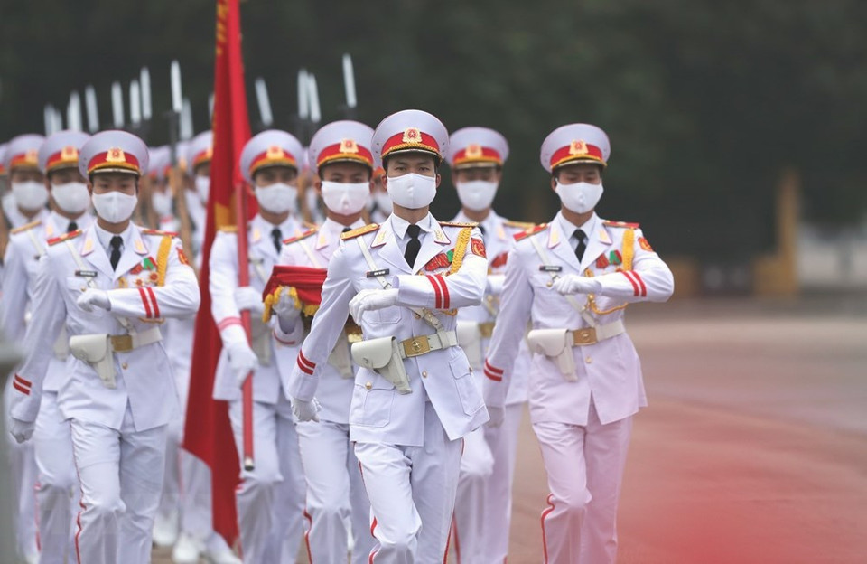 La ceremonia de izamiento de la bandera nacional en la plaza Ba Dinh en la mañana del 30 de abril de 2020. (Foto: VNA)
