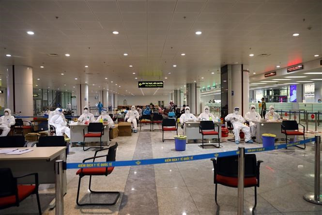 Hanoi despliega cerca de 100 trabajadores de salud para apoyar al Aeropuerto Internacional Noi Bai en la toma de muestras de pasajeros para la prueba de SARS-COV-2 (Foto: VNA)