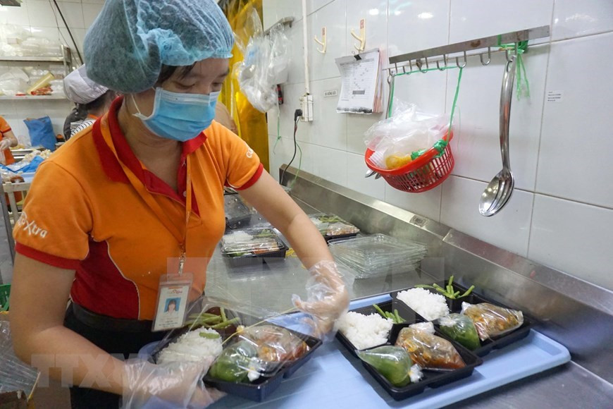 Cada comida se empaca cuidadosamente antes de enviarlo a las personas en áreas de cuarentena (Foto: VNA)