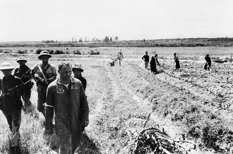 Piloto estadounidense capturado durante los bombardeos provocado por Estados Unidos en el Norte. (Foto: VNA)