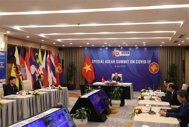 El primer ministro vietnamita, Nguyen Xuan Phuc, como presidente de la ASEAN en 2020, presidió las cumbres ASEAN y ASEAN + 3 sobre COVID-19, el 14 de abril de 2020 (Foto: VNA)
