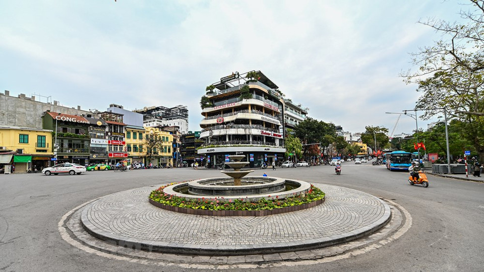 En las calles turísticas alrededor del lago Hoan Kiem, casi no hay gente, una imagen muy diferente de lo habitual. (Foto: Vietnam +)