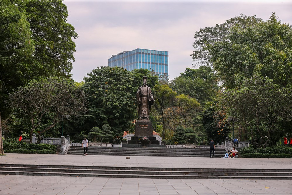 En las calles turísticas alrededor del lago Hoan Kiem, casi no hay gente, una imagen muy diferente de lo habitual. (Foto: Vietnam +)