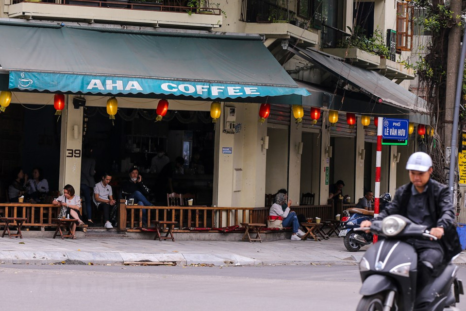 Los cafés en las calles también están ausentes de los clientes (Foto: Vietnam +)