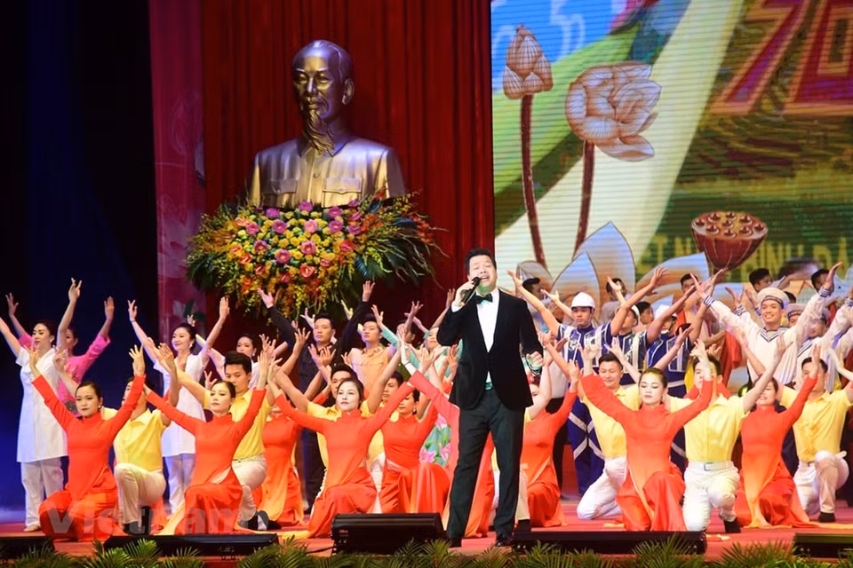 Presentación artística en el solemne ceremonia. (Fuente: VNA)