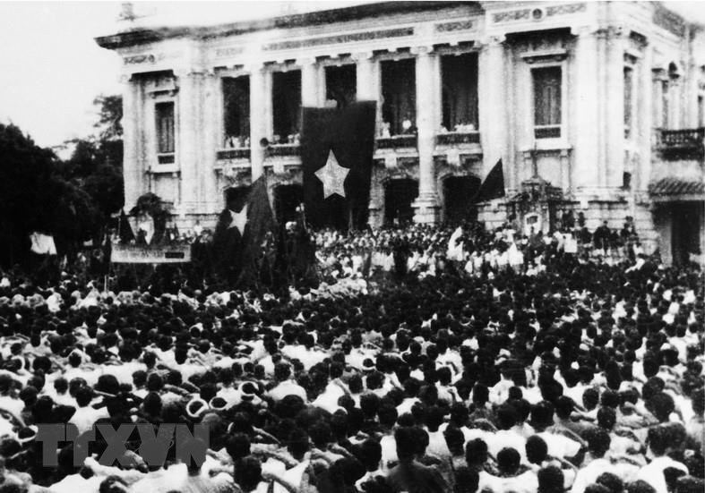 El 19 de agosto de 1945, Hanoi se llenó de banderas rojas con estrellas amarillas. Decenas de miles de personas en Hanoi y provincias vecinas siguieron todas las carreteras que conducen a la plaza de la Ópera de Hanoi para asistir a la gran manifestación, en respuesta al levantamiento general para tomar el poder. (Archivo de VNA)
