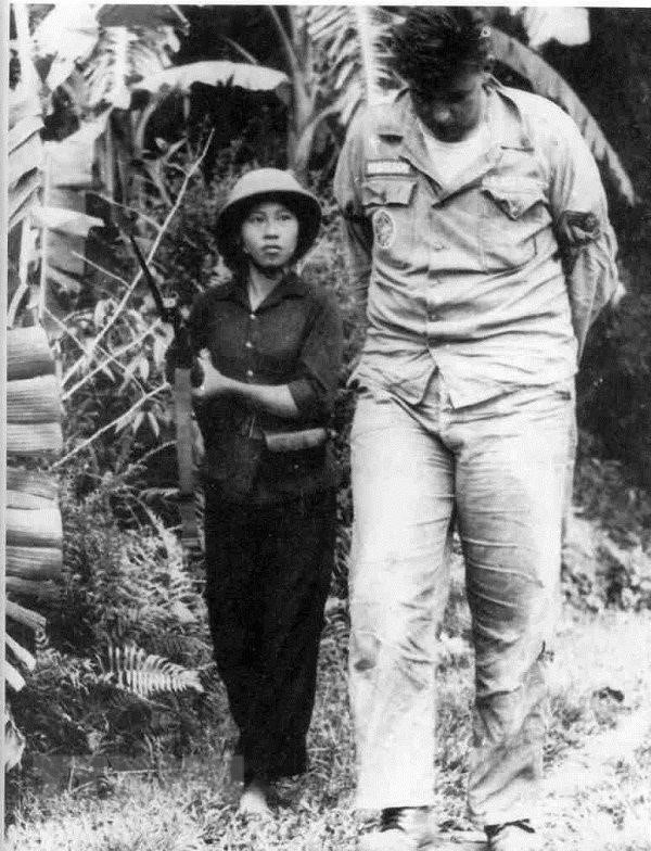 El piloto estadounidense William Andrew Robinson escoltado por Nguyen Thi Kim Lai cuando su avión fue derribado en la ciudad de Huong Khe, provincia de Ha Tinh, el 20 de septiembre de 1965. (Foto: Phan Thoan / VNA) 