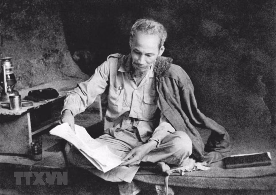 El Presidente Ho Chi Minh no solo era periodista, sino también un fiel lector de la prensa nacional y internacional. En la foto: Ho Chi Minh lee el periódico en el campo de batalla de Viet Bac en 1951. (Foto: Archivo/VNA)