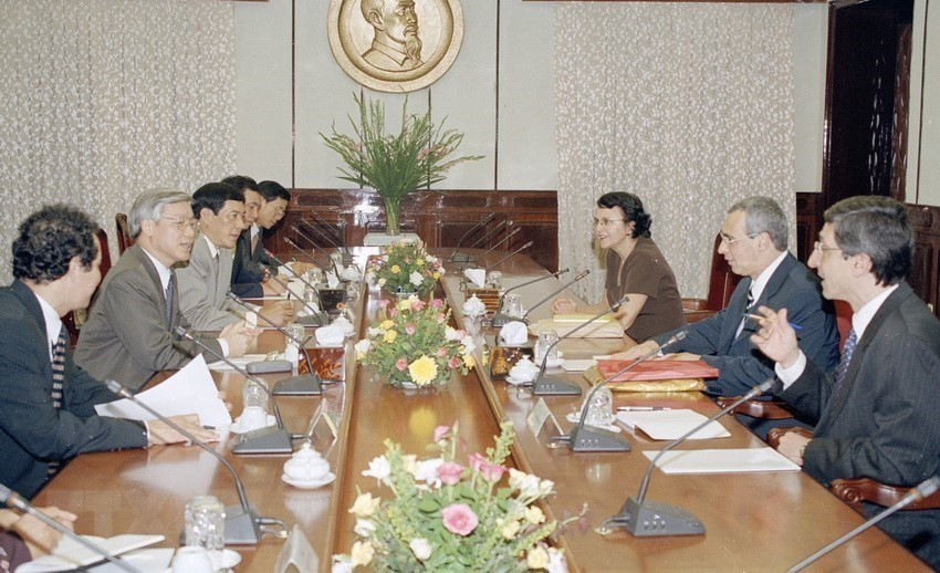 Nguyen Phu Trong, miembro del Buró Político, Secretario del Comité del Partido de Hanoi, recibe al vicepresidente del Partido y al Secretario del Partido Comunista de Brasil, José dos Santos Carvalho Filho, durante su visita a Vietnam en agosto de 2003. (Foto: VNA)