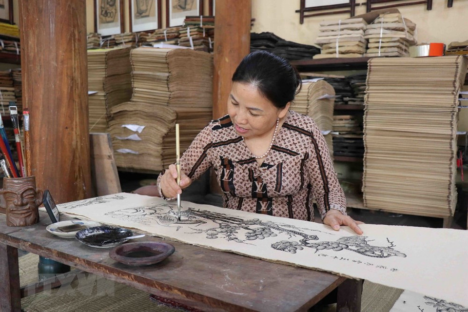 Artista de pinturas Dong Ho, provincia de Bac Ninh (Foto: VNA)