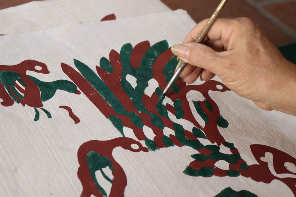 Artista de pinturas Dong Ho, provincia de Bac Ninh (Foto: VNA) 