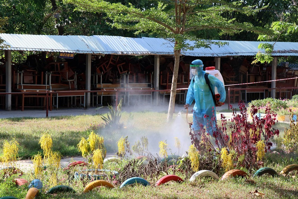 Desinfectante rociado en el área de aislamiento del distrito de Phu Ninh, provincia de Quang Nam (Foto: VNA)
