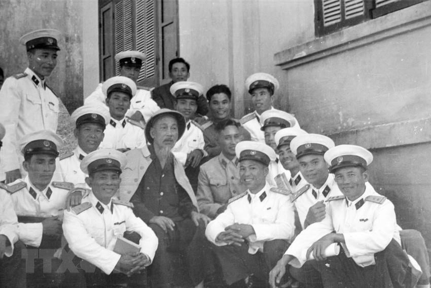 El Presidente Ho Chi Minh visitó a las tropas de la Marina en 1959. (Foto: VNA)