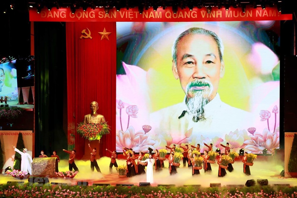 Presentación artística en el solemne ceremonia. (Fuente: VNA)