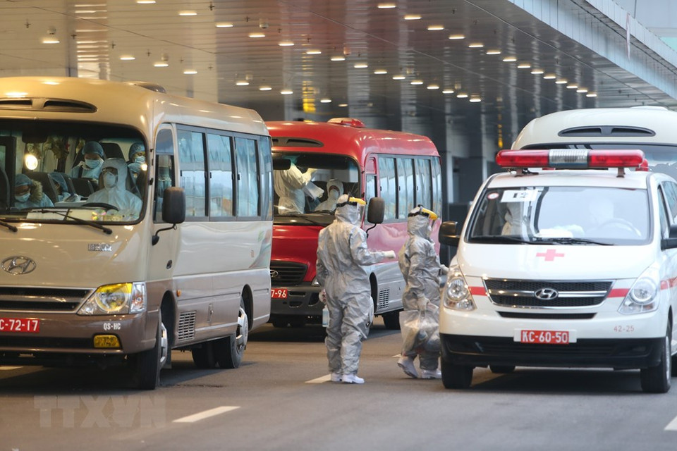 Los viajeros fueron llevados a la zona de cuarentena para su monitoreo (Foto: VNA)