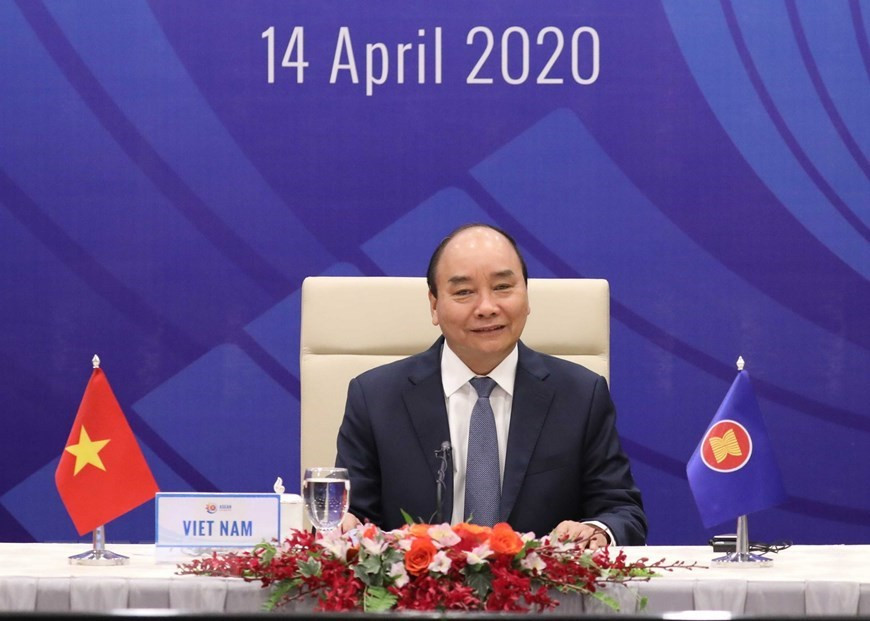 El primer ministro vietnamita, Nguyen Xuan Phuc, presidente de ASEAN 2020, pronunció un discurso en la ceremonia de apertura de la Cumbre Especial de la ASEAN sobre COVID-19 en Hanoi el 14 de abril. (Foto: VNA)