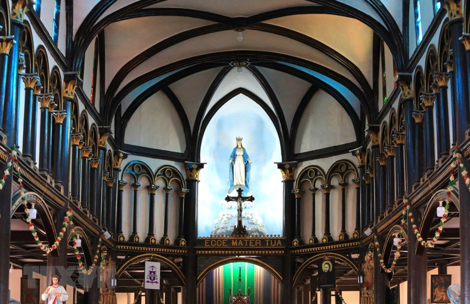 La arquitectura de la catedral Kon Tum es la combinación entre el estilo romano y las casas sobre pilares de la etnia minoritaria de Ba Na (Foto: VNA)