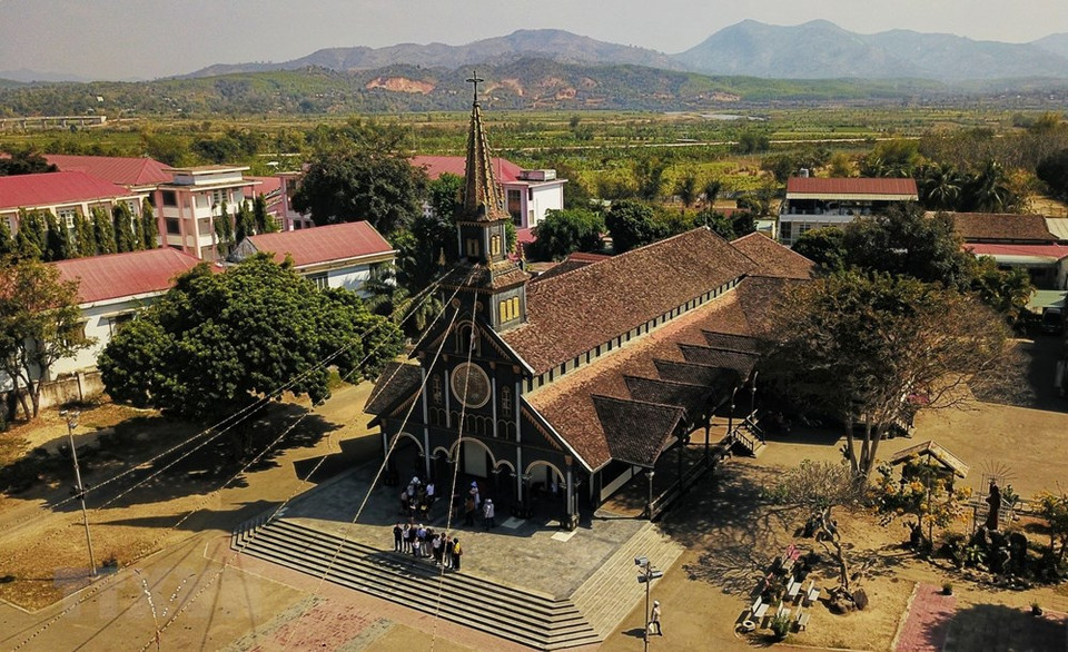 La catedral Kon Tum, construida entre 1913 y 1918 por los sacerdotes franceses, se encuentra en la calle Nguyen Hue, en la provincia central de Kon Tum, es muy conocida por los turistas por su belleza. (Foto: VNA)