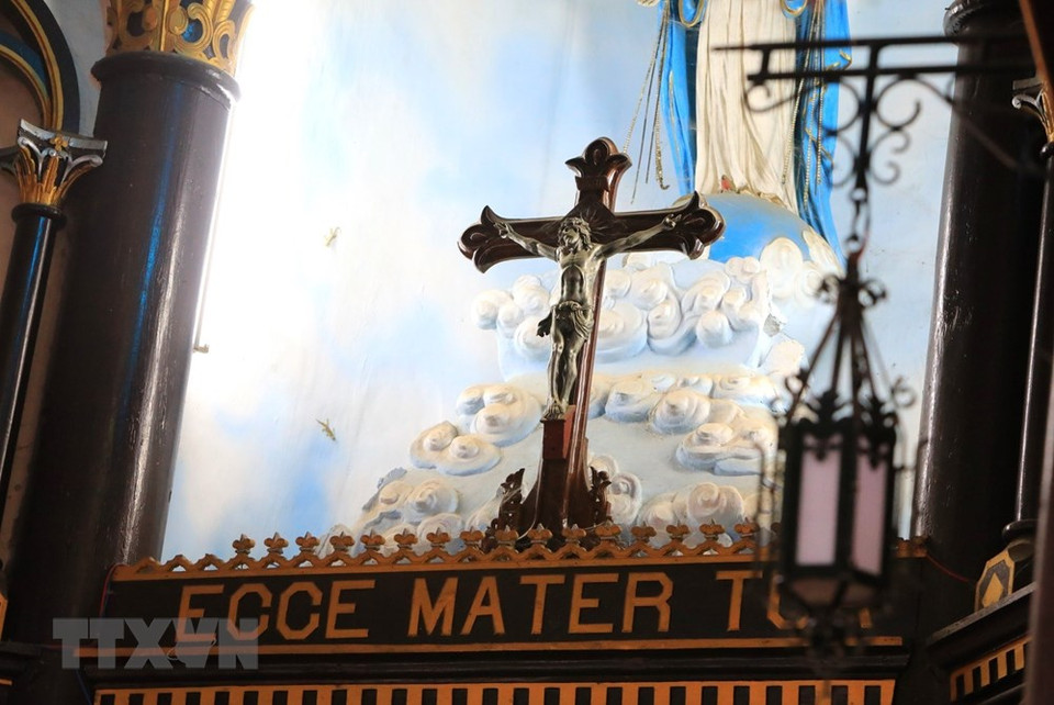 Los creyentes van a la catedral Kon Tum. (Foto: VNA)