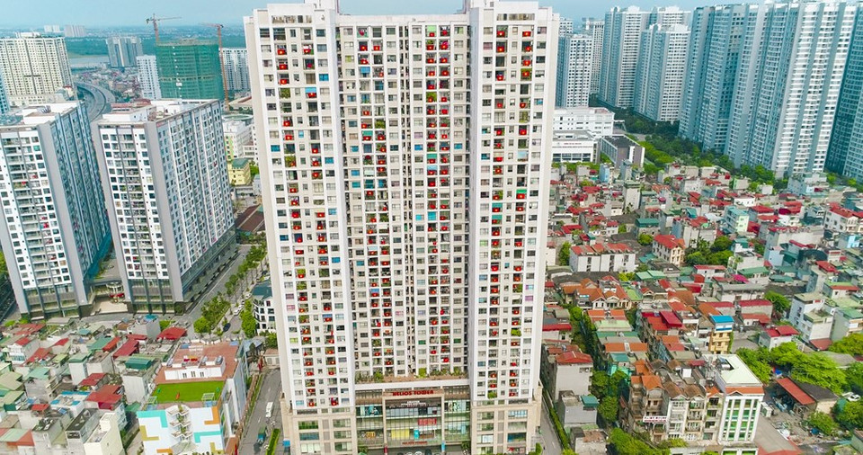 Banderas en un edificio en la calle Tam Trinh, en el distrito Hoang Mai (Foto: VNA)