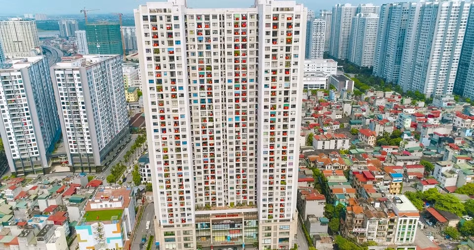 Banderas en un edificio en la calle Tam Trinh, en el distrito Hoang Mai (Foto: VNA)