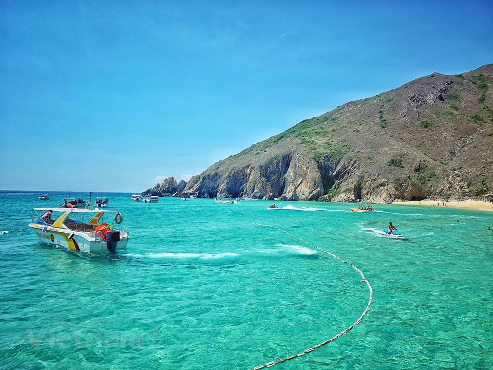 Los turistas pueden llegar en canoas a la playa Ky Co con agua cristalina (Foto: VNA)