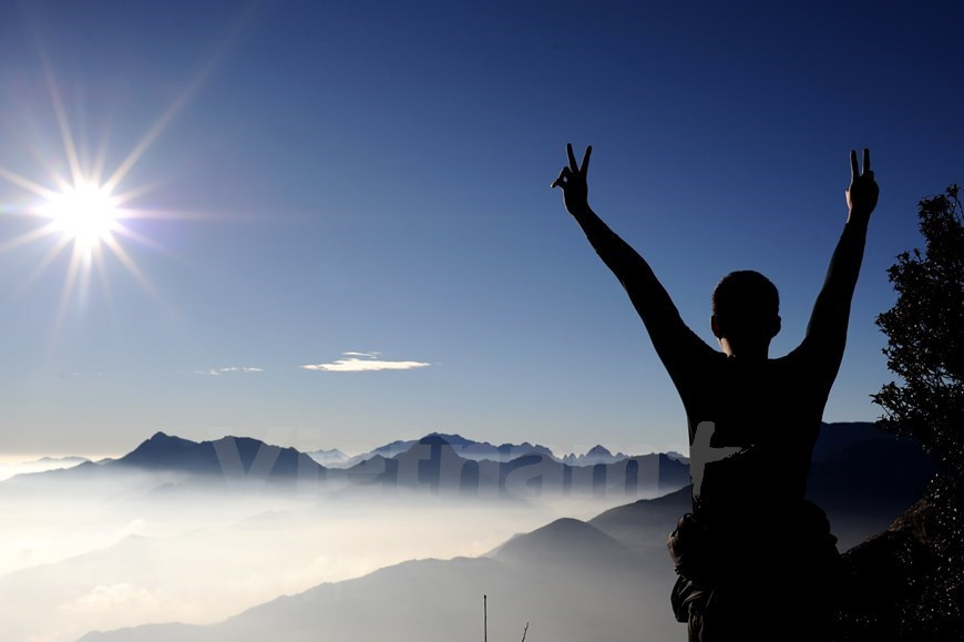 El sol ilumina sus luces en las nubes, en los picos, creando un paisaje fantástico. El distrito de Sa Pa ahora cuenta con unos 160 establecimientos que brindan servicios de turismo familiar en las comunas de Ta Van, Lao Chai, Ban Ho y Ta Phin, donde los visitantes pueden experimentar la vida cotidiana y la cultura de los locales. La hermosa ciudad turística también tiene un antiguo campo de rocas en el valle de Muong Hoa y pueblos étnicos dispersos en hermosos campos en terrazas. Para los viajeros aventureros que no quieren tomar el teleférico para llegar a Fansipan, hay una carretera que atraviesa el parque nacional Hoang Lien Son que comienza en Tram Ton a una altura de mil 900 metros y llega a una altura de dos mil 900 metros. (Foto: Vietnam+)