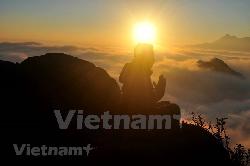 En estas montañas, se encuentra el Parque Nacional de Hoang Lien a una altura de mil a tres mil metros sobre el nivel del mar en la cordillera Hoang Lien Son, en la norteña provincia vietnamita de Lao Cai. Gracias a un ecosistema de alta montaña tropical y una fauna y flora diversa, es el hogar de numerosas especies raras y hábitats endémicos. Con su altura de tres mil 46 metros, Ky Quan San es el cuarto pico más alto de Vietnam después de Fansipan (3.143 metros), Pu Ta Leng (3.096 metros) y Pu Si Lung (3.076 metros). Hoang Lien Son es descripto como un espacio salvaje, idílico y aislado, así como lejos del bullicioso del área urbana ruidosa de Hanoi, aunque solo se sitúa unos 313 kilómetros al noreste de la capital vietnamita.(Foto: Vietnam+) 