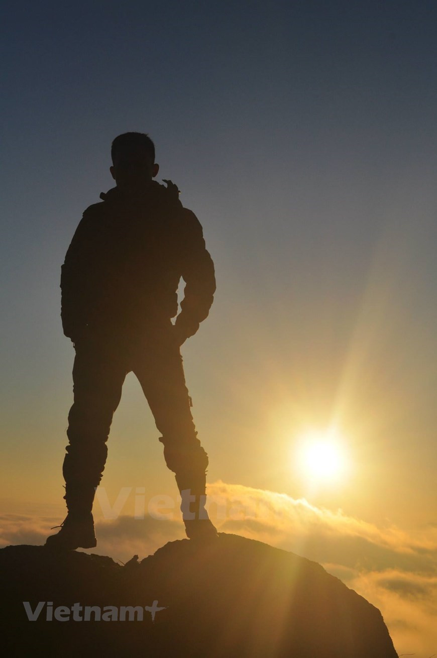 Normalmente, se requieren tres días y dos noches para un viaje de 40 km de trekking para disfrutar del amanecer en la cima. Hoang Lien Son es la cordillera más imponente de Vietnam con su pico Fanxipang a 3,143 metros de altura sobre el nivel del mar. La provincia de Lao Cai se divide en zonas bajas y altas. Las cimas se encuentran principalmente en los distritos del norte de Sa Pa, Bat Xat, Muong Khuong, Bac Ha y Si Ma Cai y las montañas más bajas, en los distritos del sur y suroeste de Bao Yen, Nam Thang, y Van Ban. (Foto: Vietnam+)