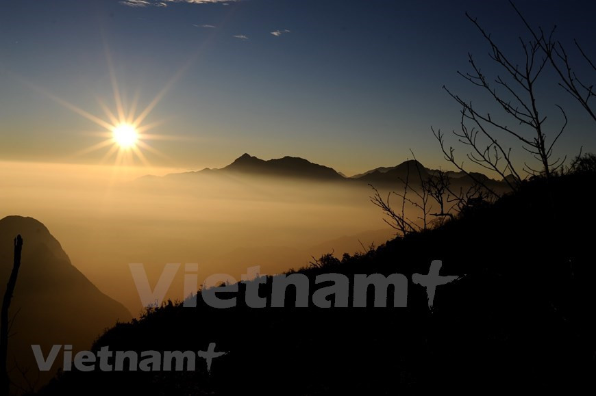 Hermoso amanecer en la montaña Ky Quan San, una de las montañas pertenecientes a la cordillera Hoang Lien Son, en la comuna de Sa Pa, de la provincia norvietnamita de Lao Cai, que se ubicó en el séptimo lugar de los 28 destinos más atractivos del mundo en 2019 y fue elegido como el sitio más interesante en el sudeste asiático según anunció la revista National Geographic de Estados Unidos. Hoang Lien Son es la cordillera más imponente de Vietnam con su pico Fanxipang a 3.143 metros de altura sobre el nivel del mar, lugar preferido de muchos turistas nacionales y extranjeros. (Foto: Vietnam+)
