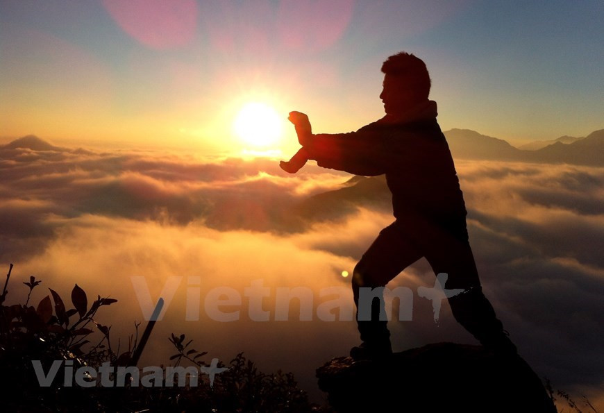 Despertar en un pico para observar los primeros rayos de sol y tomar fotografías. Los Cordillera de Hoang Lien Son es el hogar de una amplia variedad de tipos de hábitat: plantas, aves, mamíferos, anfibios, reptiles e insectos, muchos sólo se encuentra en el noroeste Vietnam. Por esta razón, el Parque Nacional de Hoang Lien se estableció desde 2006. Contiene los bosques templados y sub-templado que cubren la cordillera de Hoang Lien. El punto más bajo es 380 m, pero la mayor parte del parque se sitúa por encima de 1,000 metro. Los flancos de la cordillera de Hoang Lien son muy empinados y es difícil de obtener acceso a la mayor parte del parque a pie. (Foto: Vietnam+)
