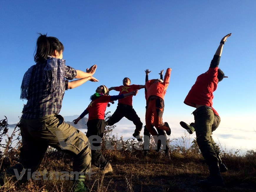 Trekking en los picos para ver el amanecer es un pasatiempo de muchos jóvenes en la cordillera Hoang Lien Son. El pico Fansipan es actualmente el punto de encuentro de muchos escaladores. La conquista de esta montaña se puede realizar a través de tours de agencias de viajes profesionales o autodirigidos con un guía local. La ruta de senderismo puede comenzar desde Hanoi a Lao Cai en tren en una distancia de 333 km; luego de Lao Cai a Sapa en coche a 38 km; luego desde Sa Pa hasta la parte superior del Tram Ton Pass o, menos popularmente, el complejo Cat Cat en coche o moto taxi. Se registran en la zona, mil personas de etnia Mong y Dao que trabajan para servir al mayor número de escaladores. Anteriormente, desde Sapa hasta la cima de Fansipan y su regreso, tomaba entre 5 y 6 días. Actualmente, la duración total del viaje de escalada es de solo 3 días, incluso 2 días o para aquellos que sean competentes y estén en buen estado de salud, se puede realizar en un día. (Foto: Vietnam+)