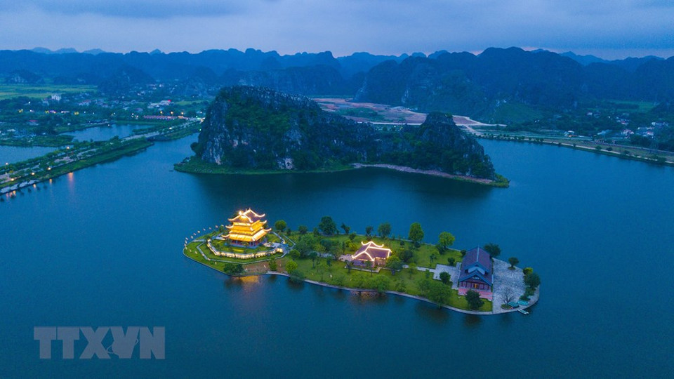Ninh Binh lleva las características de la historia cultural milenaria de la antigua capital imperial con sus paisajes naturales. (Foto: VNA)