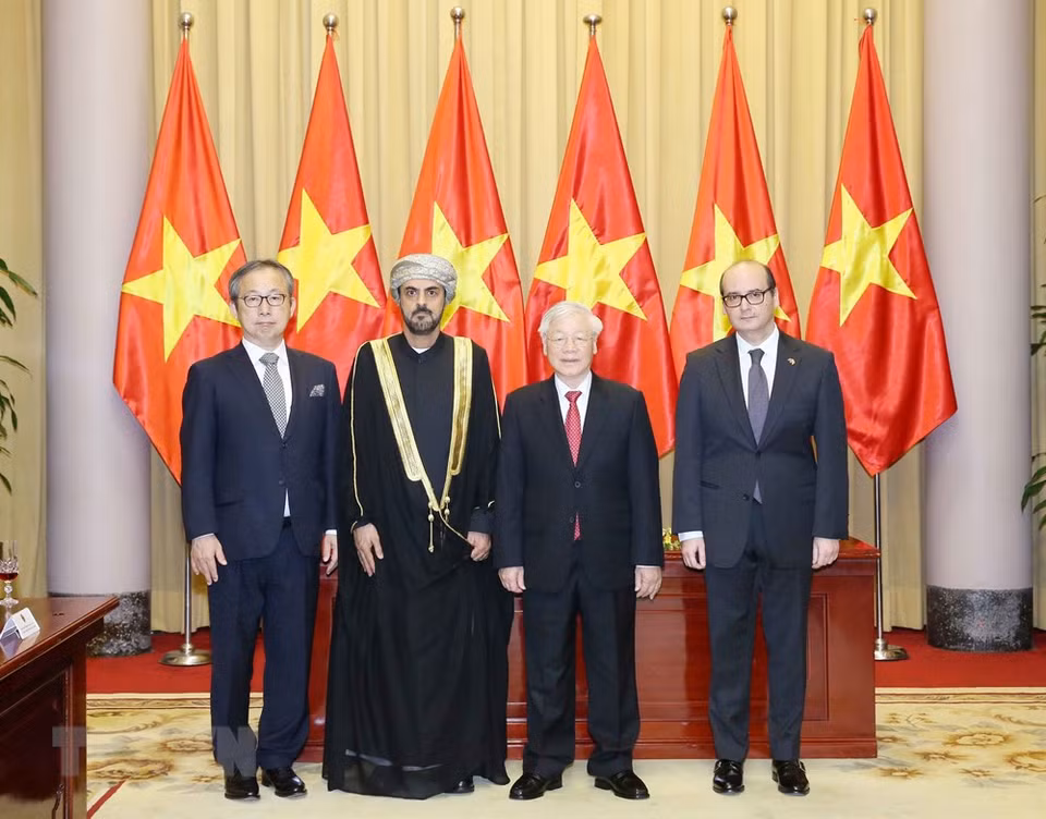 El Secretario General del Partido Comunista y Presidente Nguyen Phu Trong con los nuevos embajadores (Foto: VNA)