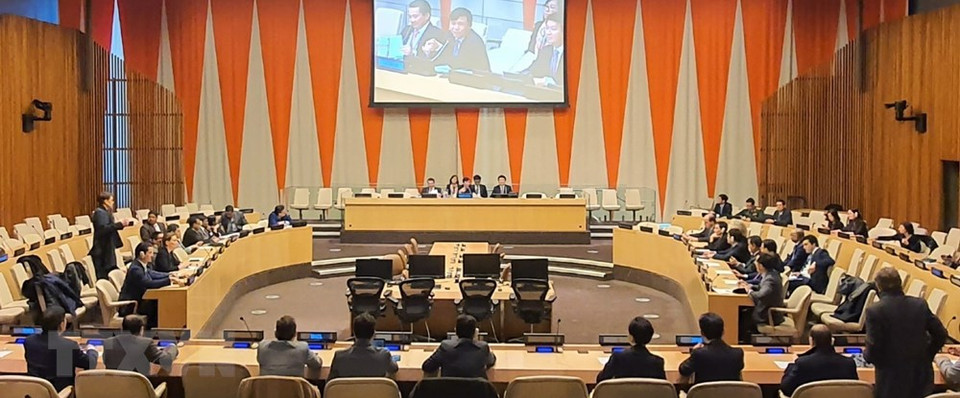 El embajador Dang Dinh Quy, y funcionarios de la misión vietnamita antes la ONU en la ceremonia de juramento en Nueva York (Foto: VNA)