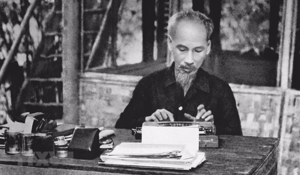 Durante su trayectoria revolucionaria, Ho Chi Minh escribió miles de artículos en varios géneros, bajo diferentes seudónimos. En la foto: Ho Chi Minh trabajó en la zona de guerra de Viet Bac durante la resistencia contra los colonialistas franceses. (Foto: Archivo/VNA)