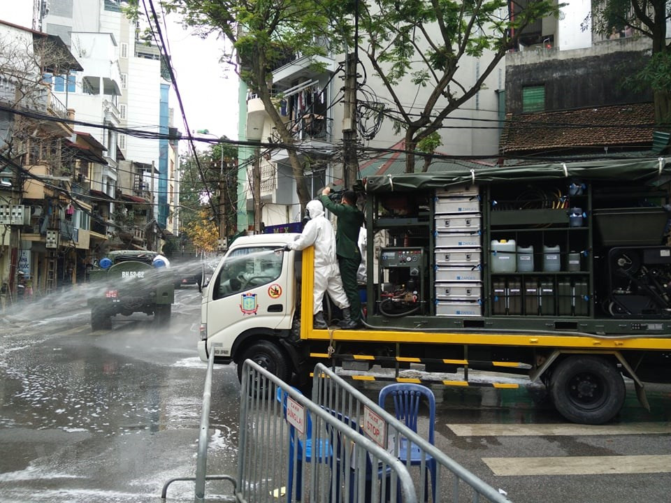 Las fuerzas de defensa química desinfectan el vecindario de las calles Tran Vu y Truc Bach (Foto: Vietnam+)