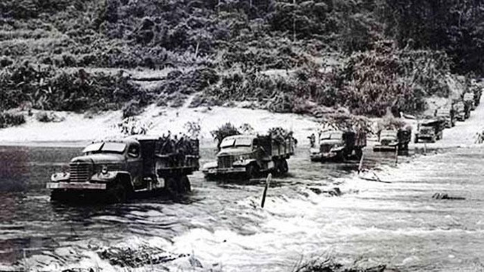 Desde 1959 hasta 1975, los legendarios soldados de Truong Son y pobladores locales trabajaron para mantener una red que atravesaba 21 provincias de Vietnam, Laos y Camboya, con una longitud total de 20 mil kilómetros de carretera, 600 kilómetros de vía fluvial, mil 400 de oleoductos, y mil 500 kilómetros de líneas de comunicaciones. (Fuente: VNA)