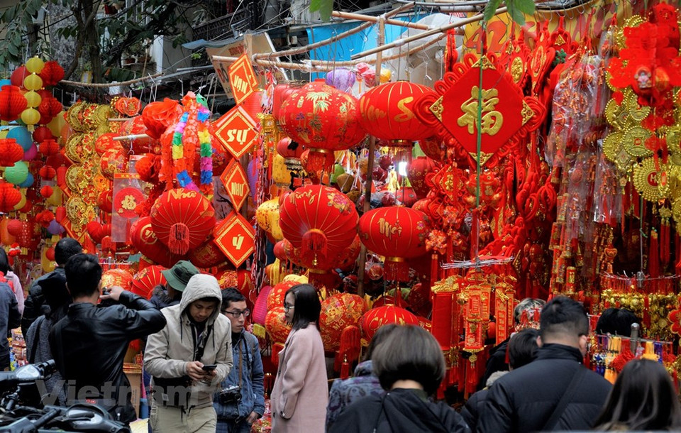La calle Hang Ma ha sido durante mucho tiempo un lugar para vender muchos tipos de artículos de decoración típica del Nuevo Año Lunar. (Foto: Vietnam +)