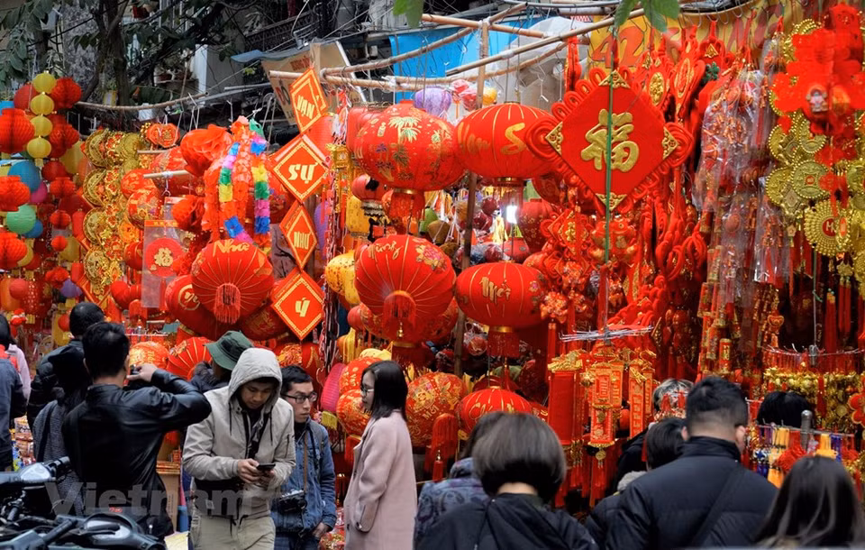 La calle Hang Ma ha sido durante mucho tiempo un lugar para vender muchos tipos de artículos de decoración típica del Nuevo Año Lunar. (Foto: Vietnam +)