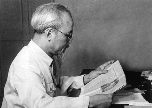 El Presidente Ho Chi Minh no solo era periodista, sino también un fiel lector de la prensa nacional e internacional. (Foto: Archivo/VNA)