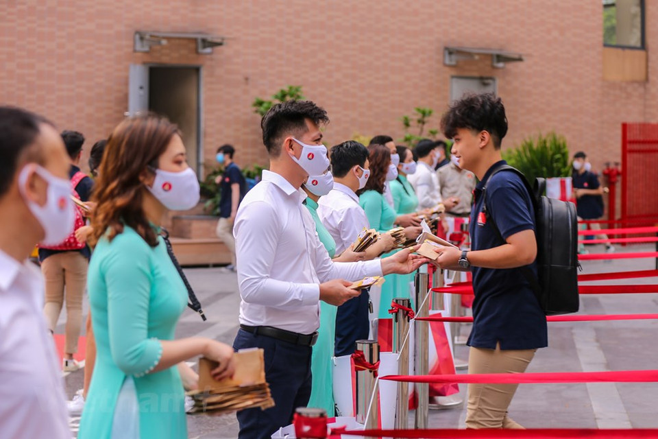 Los maestros entregaron pequeños regalos a los alumnos en la Escuela Intermedia Marie Curie (Foto: VNA)