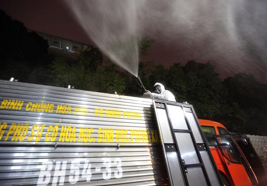 Personal de la División Química desinfecta el Hospital Bach Mai, en Hanoi, el 28 de marzo (Foto: VNA)