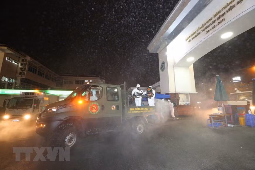 Se utilizan vehículos especiales para desinfectar el Hospital Bach Mai, en el distrito de Dong Da (Foto: VNA)