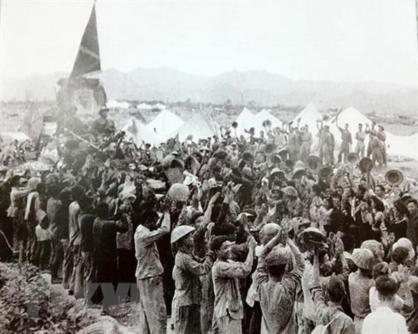 La Bandera de Victoria del Ejército Popular de Vietnamy el retrato del presidente Ho Chi Minh en la ceremonia del desfile de la victoria en Dien Bien Phu. (Foto: Archivo)