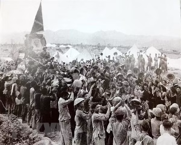 La Bandera de Victoria del Ejército Popular de Vietnamy el retrato del presidente Ho Chi Minh en la ceremonia del desfile de la victoria en Dien Bien Phu. (Foto: Archivo)