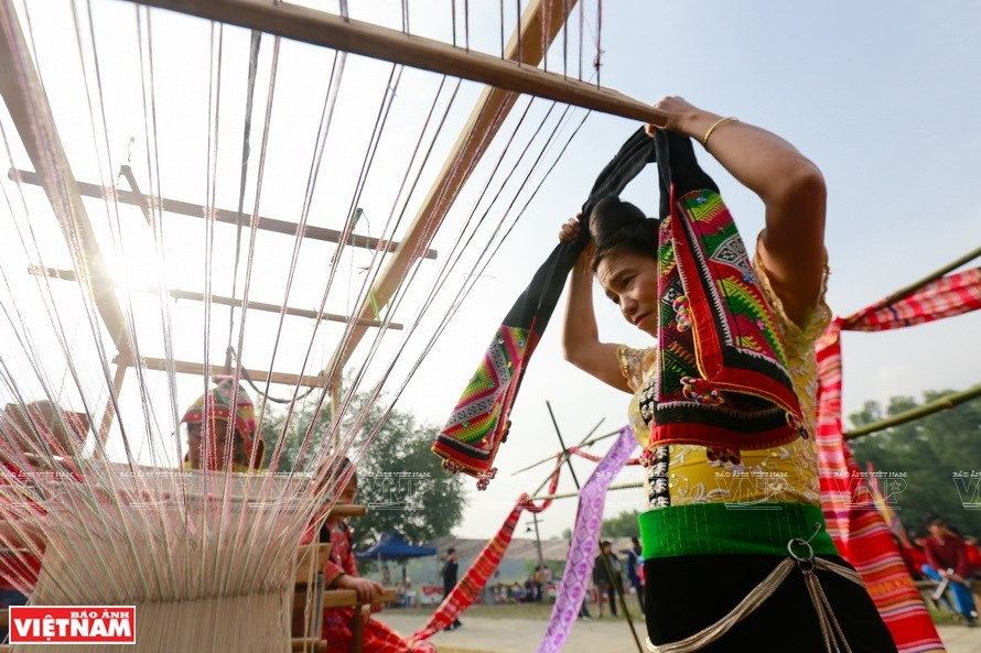 Mujeres de Thai usan bufanda Pieu, uno de sus productos tradicionales de brocado (Foto: VNA)