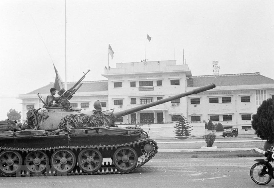 Los tanques de la 10 División, del tercer Cuerpo del Ejército, ocuparon al Comando general del gobierno títere de Saigón el 30 de abril de 1975. (Foto: VNA)